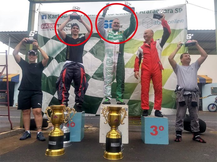 No kart, pai e filho sobem juntos ao pódio