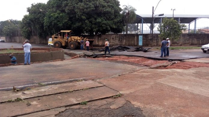 Estragos – Obra em rotatória do Tancredão foi danificada por causa de chuva excessiva, de quarta.
