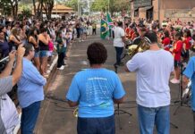 Desfile cívico e tradicional corte do bolo celebram 118 anos de Botafogo