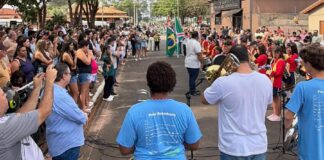 Desfile cívico e tradicional corte do bolo celebram 118 anos de Botafogo