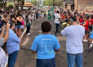 Desfile cívico e tradicional corte do bolo celebram 118 anos de Botafogo