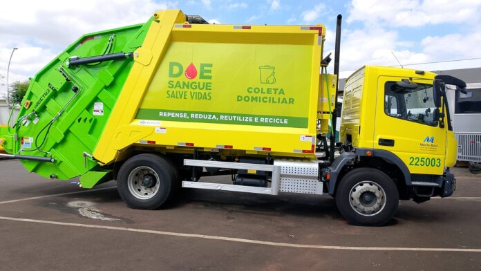Caminhão coleta lixo 2