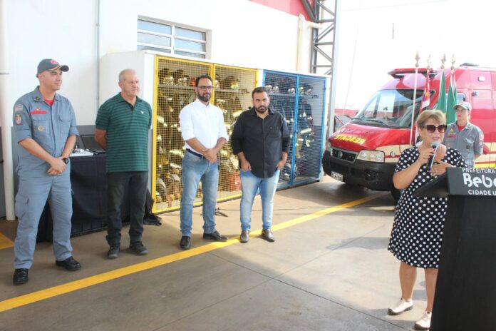 Corpo de Bombeiros recebe camionete 4x4, vice-prefeita, Sebastiana