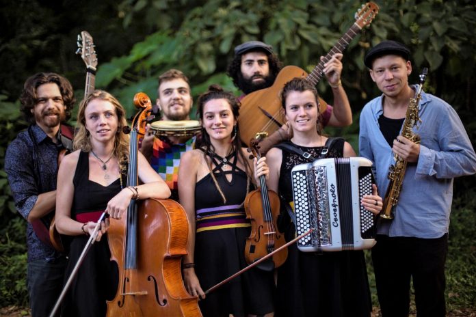 Chave de ouro - Para finalizar o Circuito Sesc, grupo musical Čao Laru apresenta seu espetáculo que une influências brasileiras, francesas e balcânicas.