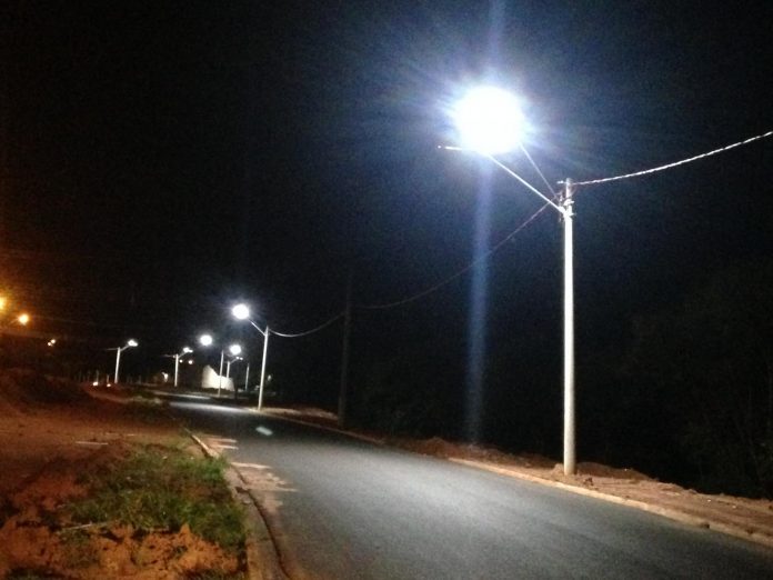 Avenida da zona leste recebe iluminação da CIP