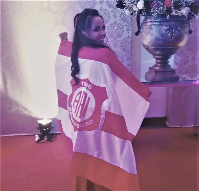 Amor à camisa – Apaixonada pela Inter desde 2015, torcedora entrou em sua festa de formatura vestindo a bandeira do clube.