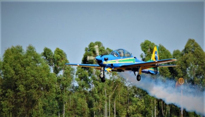 Conhecendo - Representante da Esquadrilha da Fumaça visita o Aeroporto Municipal para testes.