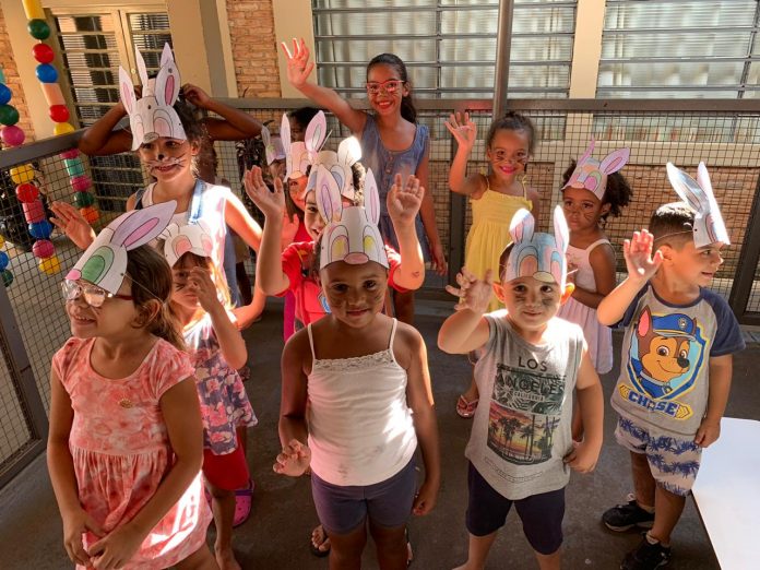 Clima de páscoa – Caracterizados de coelhinhos, com máscaras pintadas à mão, os pequenos realizaram caça aos ovos de chocolate.