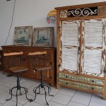 Porta-janela – Os móveis mantêm a cor e as características da madeira original.