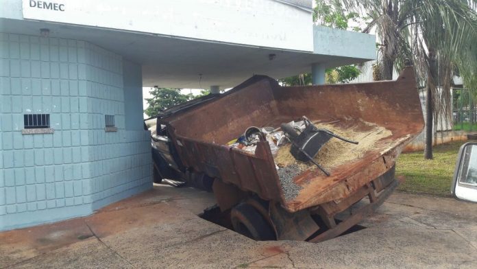Desastre anunciado – Em 11 de janeiro de 2018, caminhão cai em buraco na entrada do Tancredão, ocasionado pelo peso do veículo.