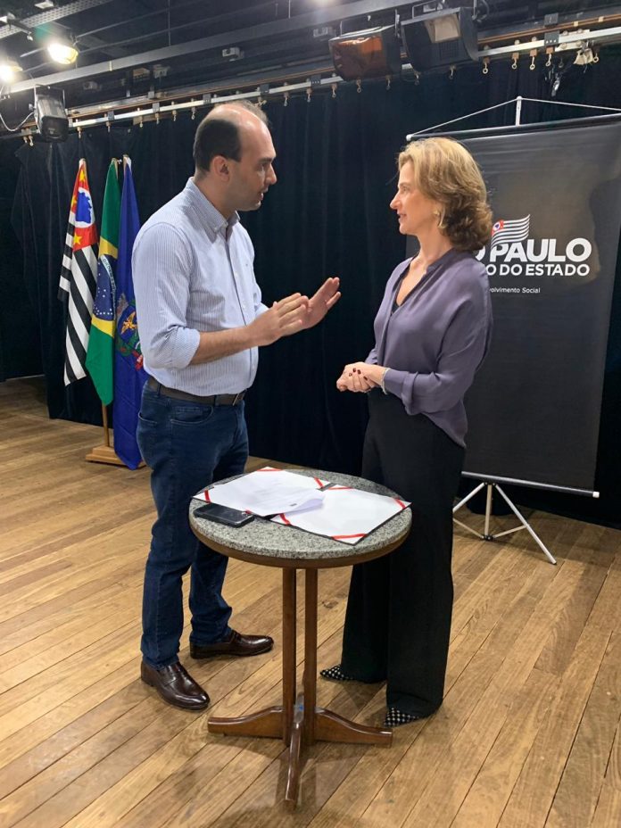 Convênio - Prefeito Fernando Galvão e a secretária de Estadual de Desenvolvimento Social, Célia Parnes, na assinatura do repasse de recursos ao Fundo Municipal de Assistência Social.