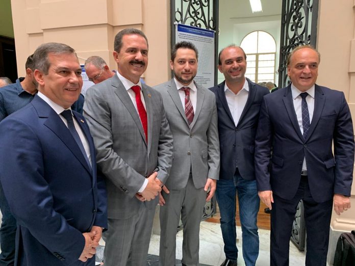 Intenções - Participaram da assinatura do protocolo: diretor executivo da Fundação Itesp, Claudemir Peres, deputado estadual Itamar Borges e os secretários de Desenvolvimento Regional, Marco Vinholi, e, da da Justiça e Cidadania, Paulo Dimas Mascaretti, juntamente com o prefeito Galvão.