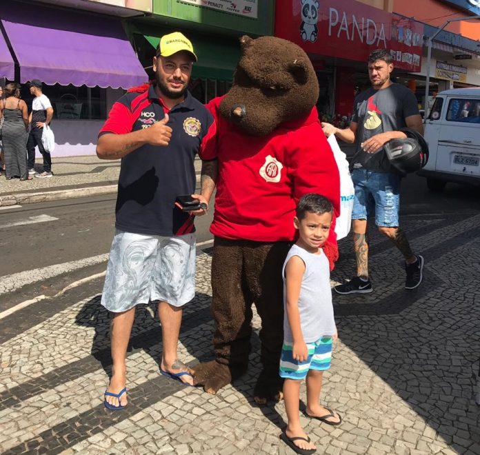 Amor ao Lobo – Representantes da Inter de Bebedouro seguem firmes nas vendas de camisas e passaportes, aos finais de semana, na rua do comércio e na feira livre. (Divulgação)
