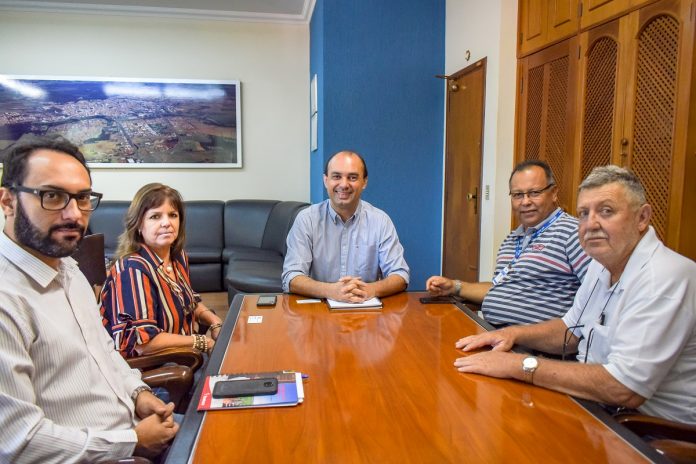 Parceria: Participaram da reunião: Rogério Valverde, a gerente do INSS Bebedouro, Anelene Maria Lujan, prefeito Fernando Galvão, gerente regional, Arquibaldo Delfino Silva, e o presidente da Câmara, Tota.