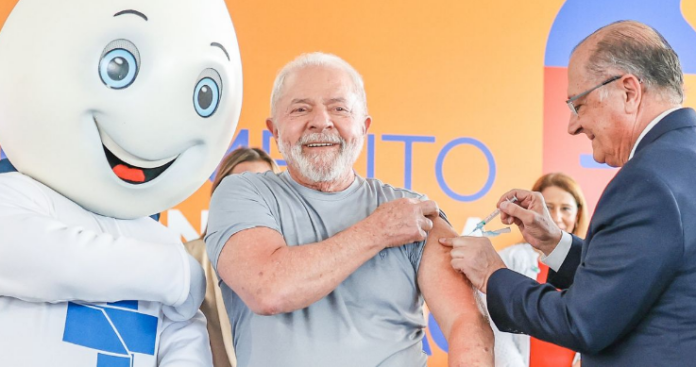 Lula tomando sua vacina pelas mão de seu vice, Geraldo Alckmin