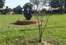 Um monumento em memória dos trabalhadores rurais mortos em acidente