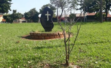 Um monumento em memória dos trabalhadores rurais mortos em acidente