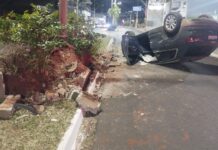Motorista perde controle, capota e é socorrido por familiares