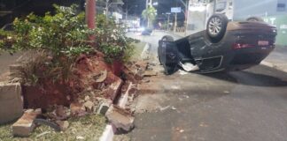 Motorista perde controle, capota e é socorrido por familiares