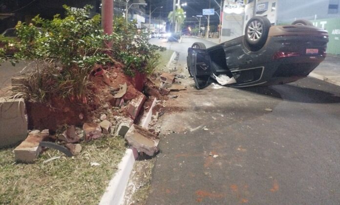 Motorista perde controle, capota OK