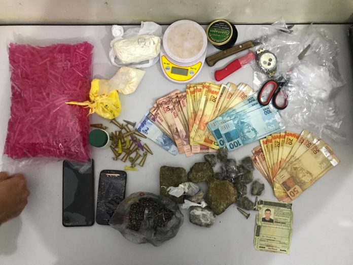 Tráfico - PM apreendeu drogas, R$ 2.168 em dinheiro, balança de precisão e acessórios utilizados para embalar os entorpecentes.