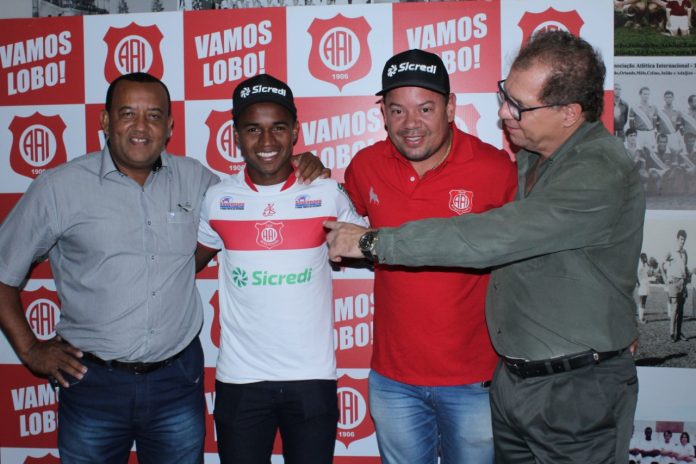 Contrato assinado – Após jogar no Olímpia na A3, ex-atacante da Inter, Zezinho, está de volta para reforçar o time.