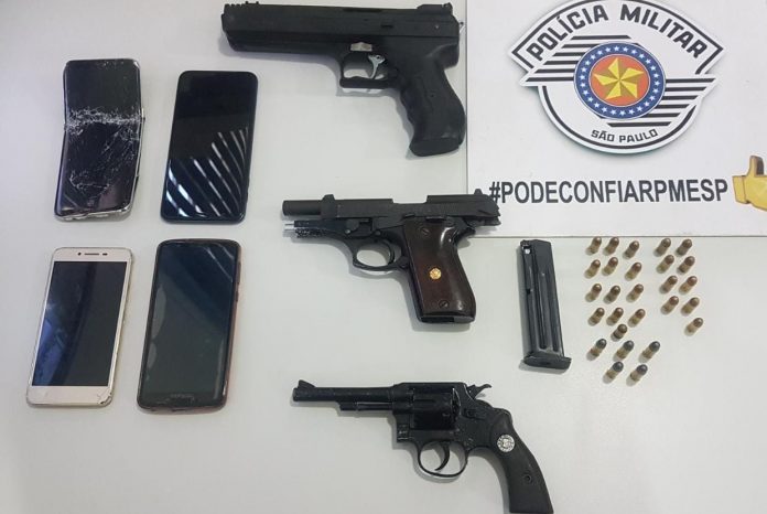 Resultado Positivo - Na residência foram apreendidos celulares, três armas e munições.