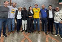 Lideranças de dez igrejas participam de oração com candidatos