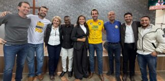 Lideranças de dez igrejas participam de oração com candidatos