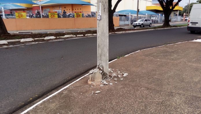 Poste danificado (17)