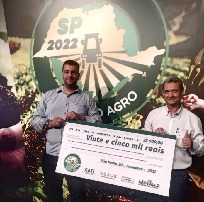 Premiação Programa Município Agro-Victor Ribeiro e Tadeu Pavani (1)