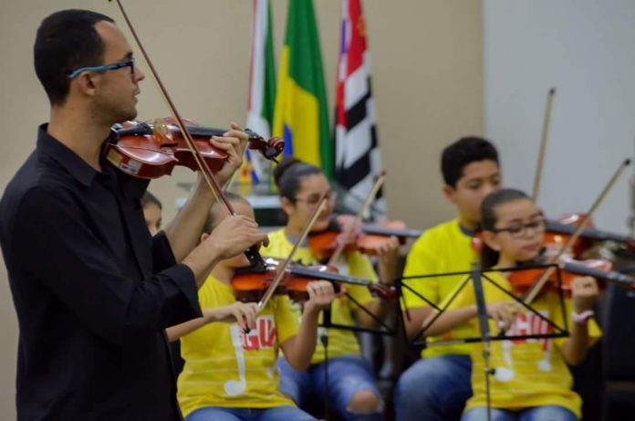 Mantido -- Em Bebedouro, projeto atende crianças e adolescentes ensinando instrumentos de corda, como o violino.