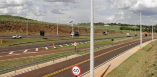 DER desmente fiscalização para uso de celular e cinto em radares da SP-322 e aponta queda de 42% nas vítimas do trânsito.