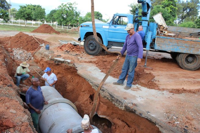 A todo vapor - Obras na rotatória do Tancredão seguem cronograma e se não chover, trecho entre as avenidas Joaquim Alves Guimarães e Santos Dumont, pode ser liberado até sexta-feira (15).