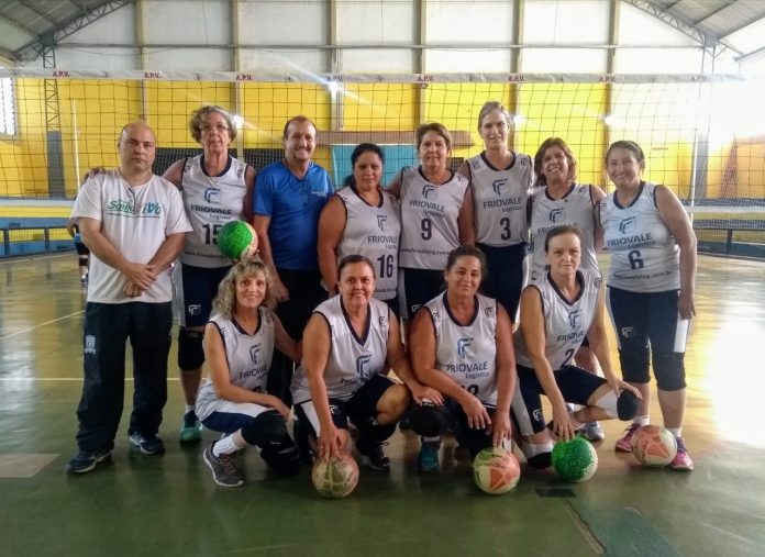 É delas! – As atletas acima de 60 anos destacaram-se com duas vitórias por 2x0 sobre Jaboticabal e Taquaritinga, na 6ª rodada do Vôlei Master.
