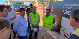 Governador de SP vistoria obras do viaduto da SP-322 e prevê entrega até fim do ano
