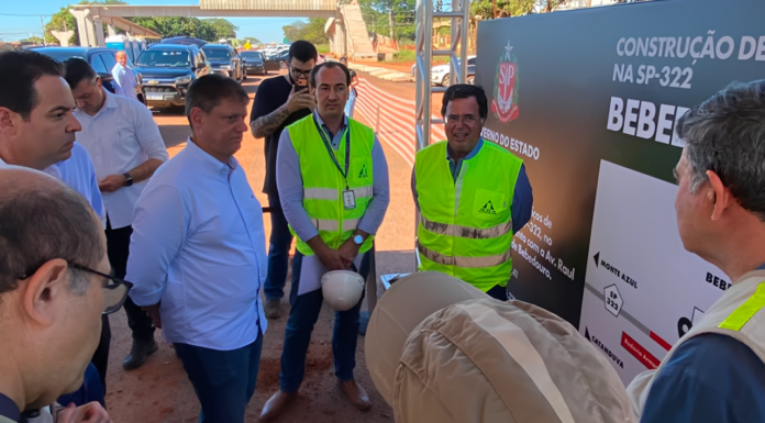 Governador de SP vistoria obras do viaduto da SP-322 e prevê entrega até fim do ano