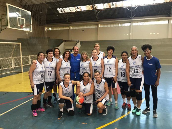 É delas! – Equipes femininas +50 e +60 disputaram dois jogos cada e venceram todos, pela 4ª rodada da Copa de Vôlei Master. (Divulgação)