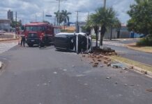 Capotamento deixa mulher ferida na Raul Furquim