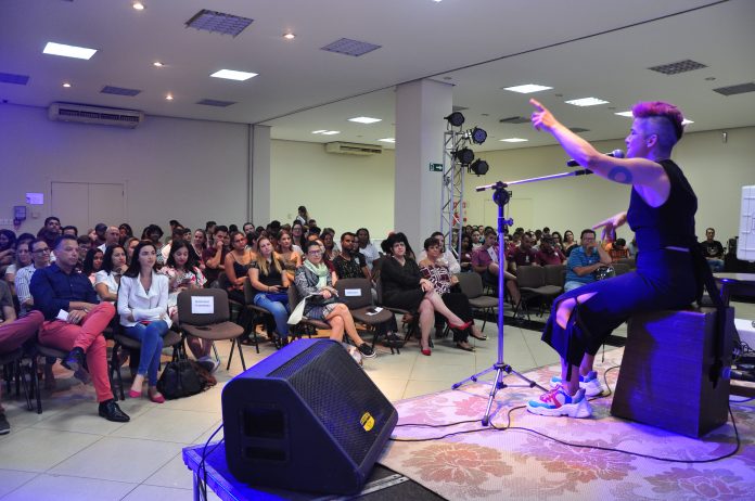 Percussionista Lan Lanh palestra em evento do Senac