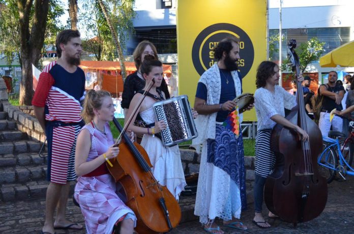 Música – Banda Čao Laru apresenta-se com repertório do novo álbum ‘Fronteiras’.