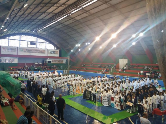 Disciplina – Aproximadamente 350 atletas estiveram em Bebedouro, no sábado (27 de abril) para disputar a 5º Copa Sonho Vivo de Caratê. (Gazeta)
