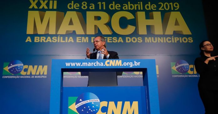 Paulo Guedes falou aos prefeitos o que eles queriam ouvir: o ministro é pelo pacto federativo. Galvão esteve lá.