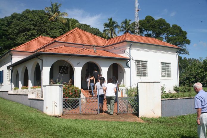 História – Fazenda Santa Irene abriga o berço da trajetória da Fundação Abílio Alves Marques. No canto à direita, aproximando-se, o benemérito da instituição, João Pedro Matta.