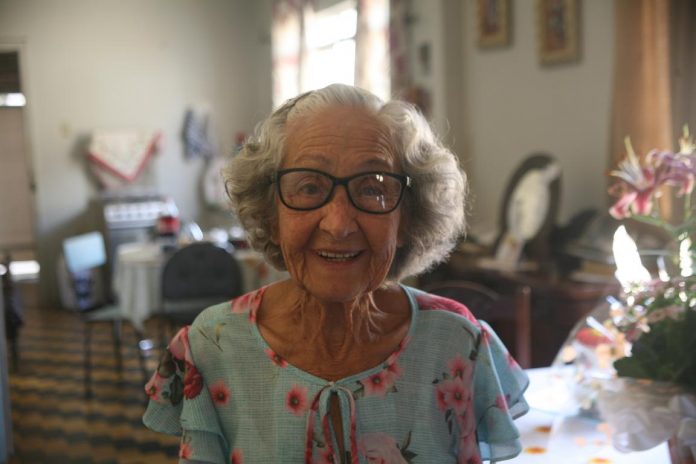 Alegria de viver – Aos 90 anos, dona Ercília exala alegria e vitalidade por seus poros.