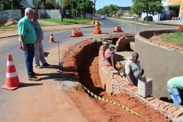 Vistoria - As obras da rotatória do Tancredão estão no final, segundo o diretor Feltrim, em sua visita.