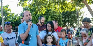 Homenagem – De mãos dadas com a bisneta de Zé Conversa, o prefeito homenageia a família do bebedourense que dá nome à praça.