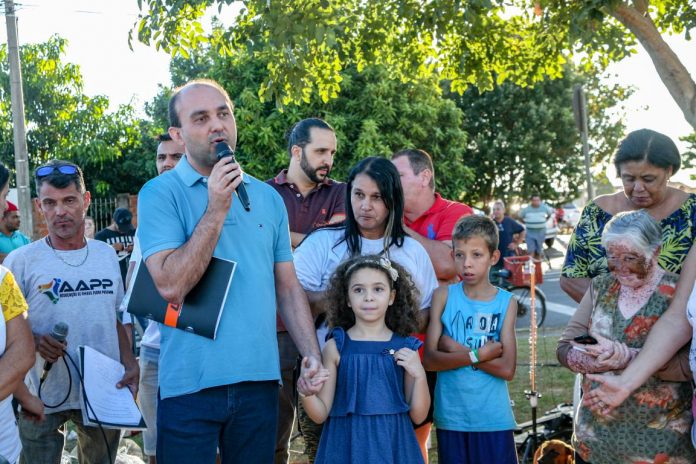 Homenagem – De mãos dadas com a bisneta de Zé Conversa, o prefeito homenageia a família do bebedourense que dá nome à praça.