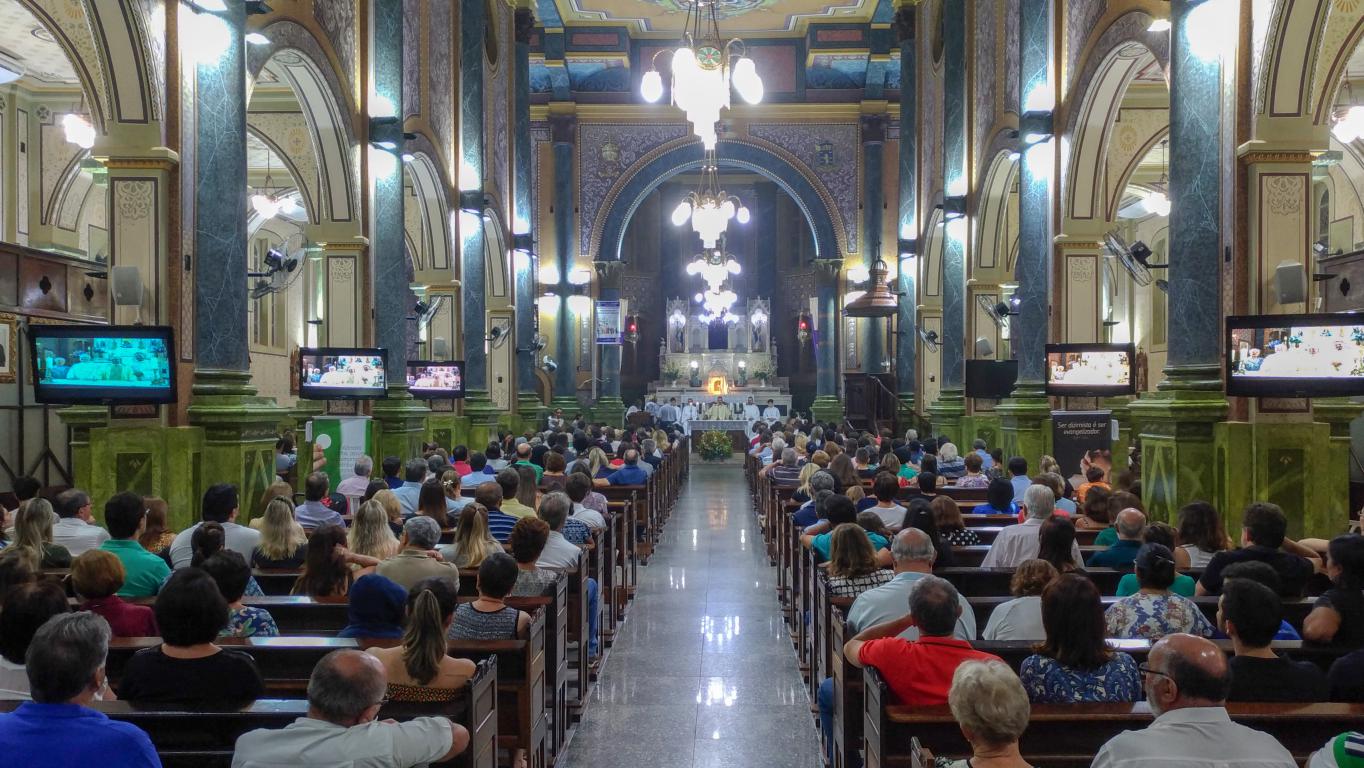 Tríduo Pascal - Católicos lotaram a Igreja Matriz para a missa de Lava-Pés, na noite de quinta-feira (18).