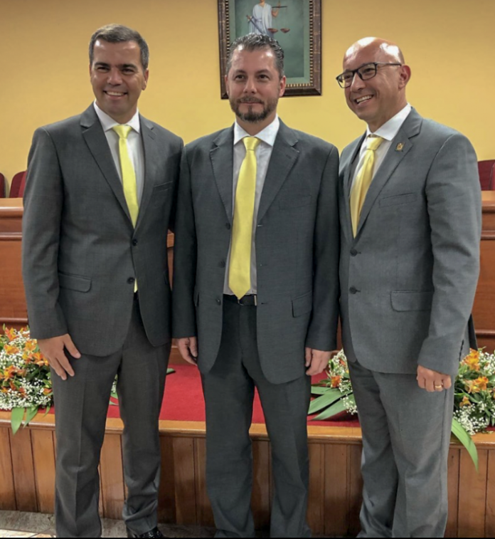 Na posse da diretoria eleita da subsecção da OAB/Bebedouro, o presidente Leandro Contro, com o presidente da seccional OAB/São Paulo, Caio Augusto Silva dos Santos, e o Conselheiro Estadual da OAB/SP Mario Ribeiro.